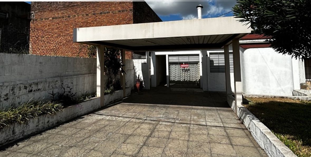 MUY BUENA CASA EN ZONA ESTE / ALQUILER $25.000 POR MES 